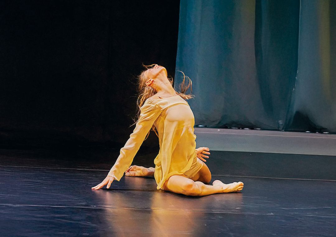 T&auml;nzerin sitzend am Boden