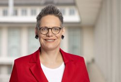 Portrait Dr.in Regina Augustin